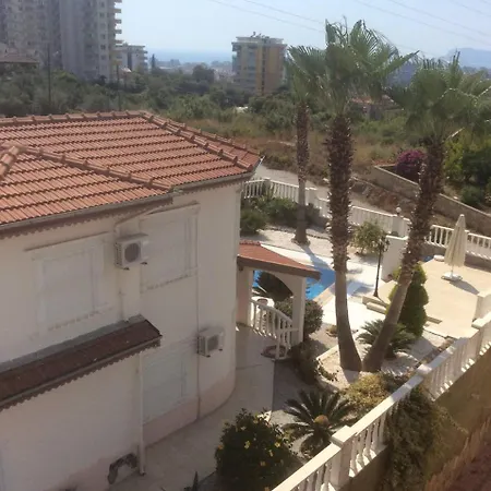 Beautiful Family With Private Pool. *